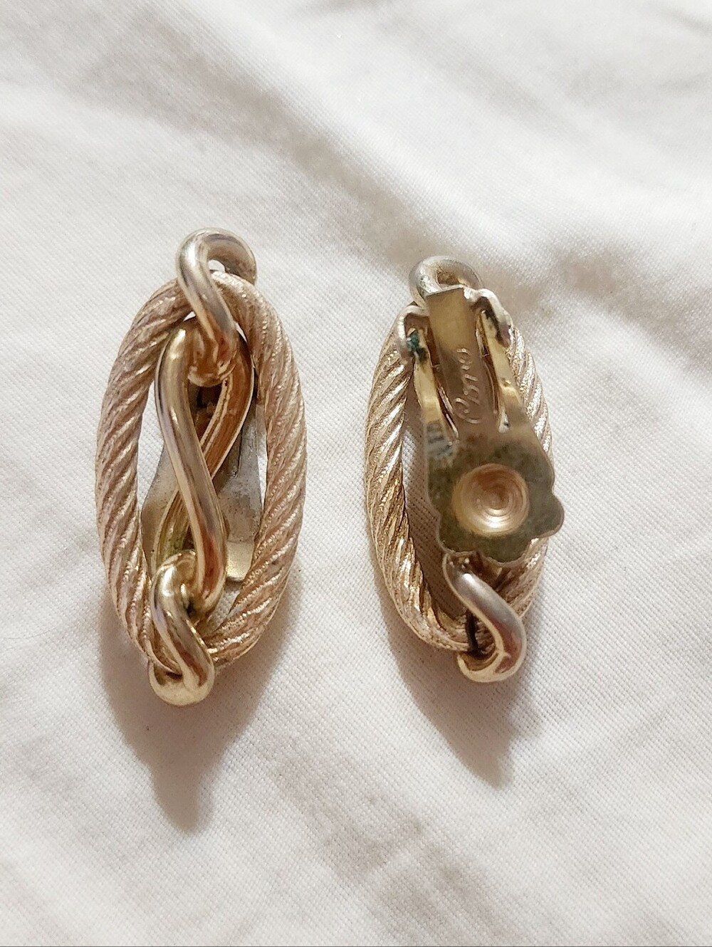 Vintage Coro Signed Gold-Tone Rope Link Clip Earrings - Women's Jewelry - Picture 2 of 2